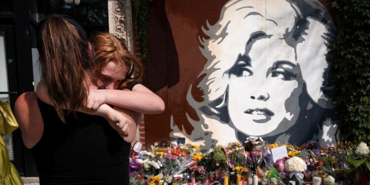 Dolly Parton fans mourn what feels like a personal loss after country icon’s death