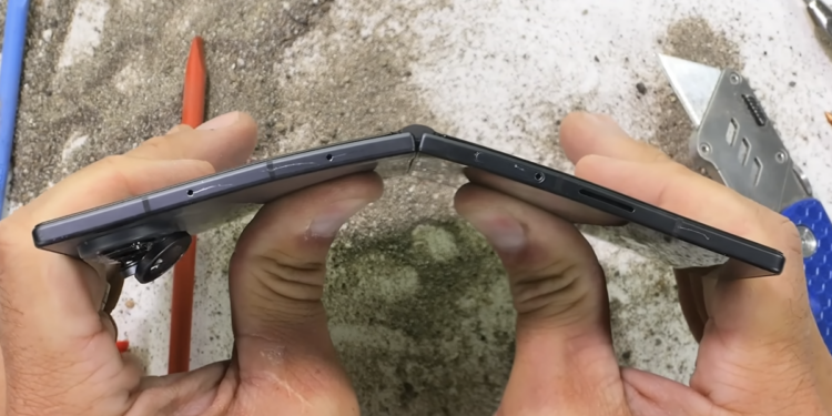 Samsung Galaxy Z Fold 8 survives the ultimate stress test Samsung Galaxy Z Fold 8 survives the ultimate stress test