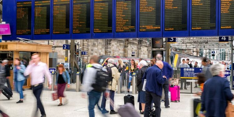 Private sector pay growth falls to six-year low, ONS says