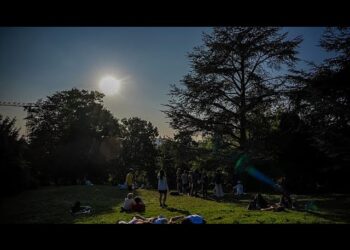 Parisians sleep in parks to cool down during heatwave