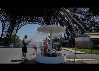 Tourists disappointed as Eiffel Tower closes amid heatwave