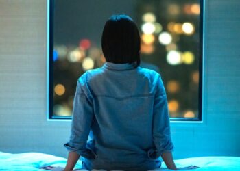 Neighborhood safety and greenery linked to longer sleep, study finds