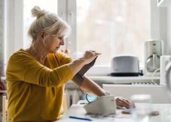Avoiding 3 health risks in middle age linked to 13 more years without dementia