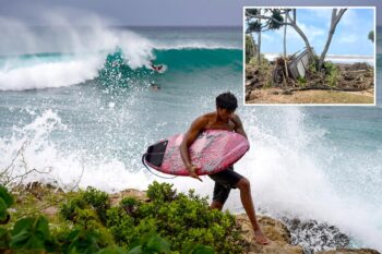 Hawaii tourists told to stay away from Kauai as Hurricane Lowell thrashes island