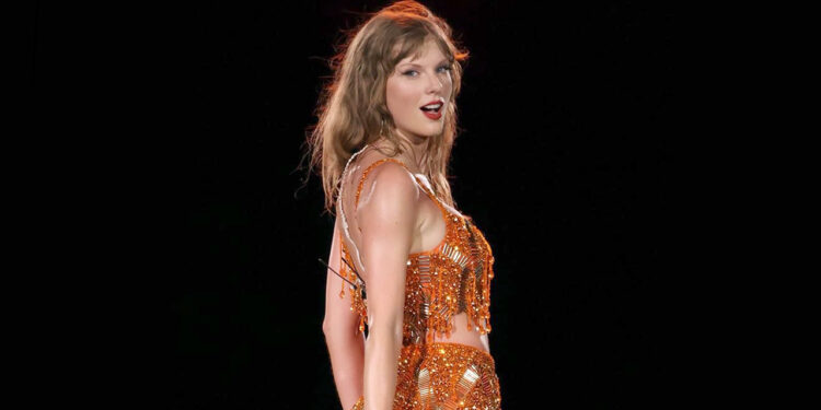 Taylor Swift makes VMAs history and dedicates award to Dolly Parton