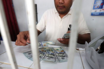 Philippine peso falls to new all-time low P62.565 vs dollar