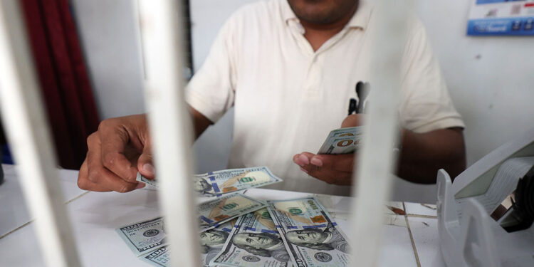 Philippine peso falls to new all-time low P62.565 vs dollar Philippine peso falls to new all-time low P62.565 vs dollar