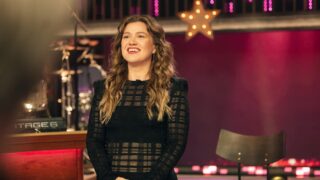 Kelly Clarkson’s Art of Play feud over a ,000 bird, explained