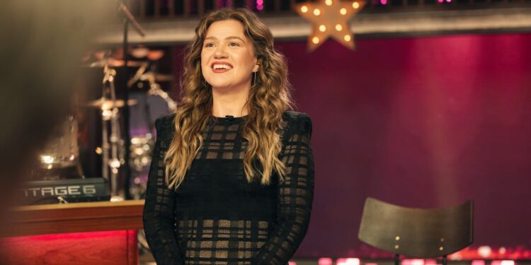 Kelly Clarkson’s Art of Play feud over a ,000 bird, explained